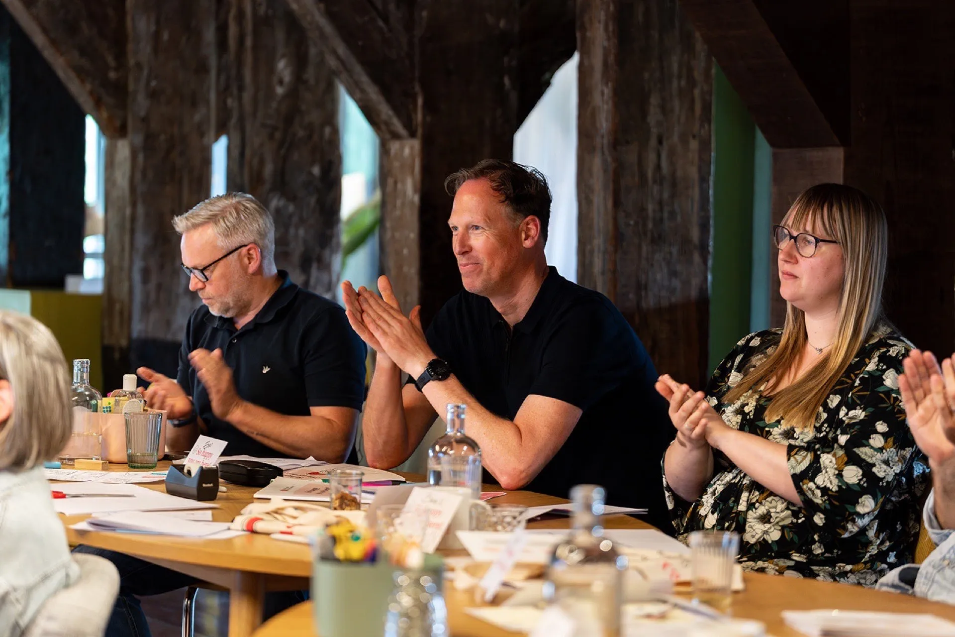 Groep geeft applaus na presentatie